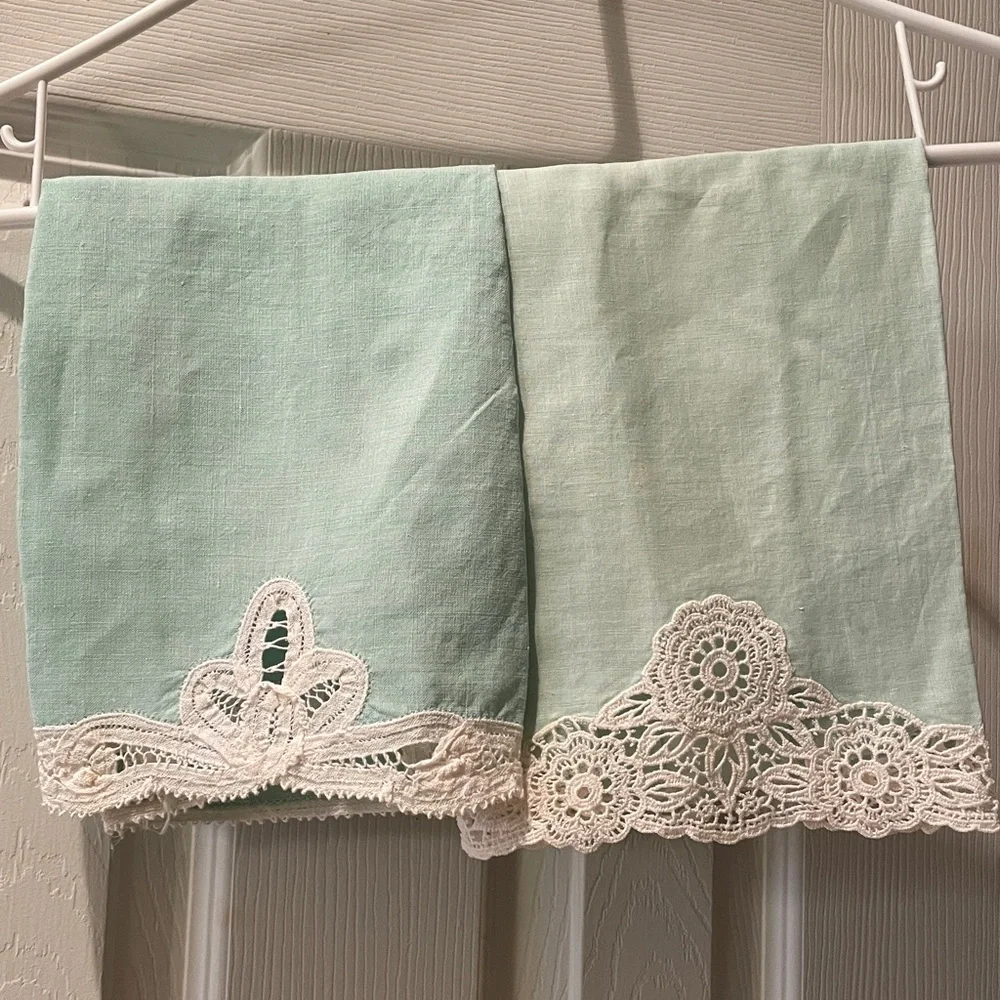 Vtg Elegant Lace Trimmed Mint Green Hand Towels. Different. It complementary.